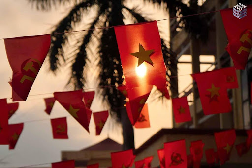Cờ và hoa - máu và nước mắt